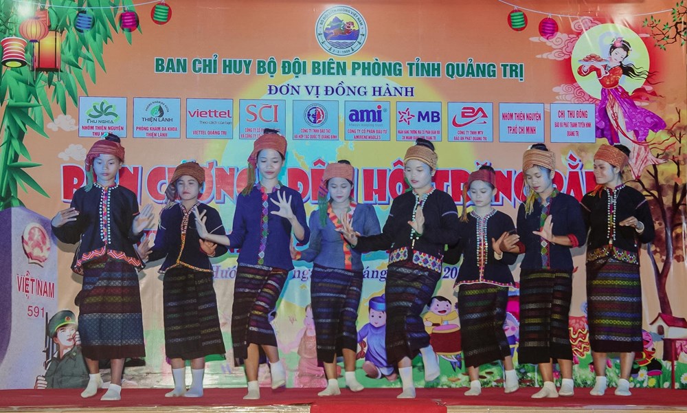 Đêm hội biên cương gieo mầm khát vọng cho tuổi thơ Việt - Lào - ảnh 4