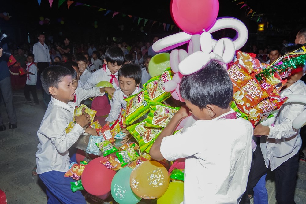 Đêm hội biên cương gieo mầm khát vọng cho tuổi thơ Việt - Lào - ảnh 1