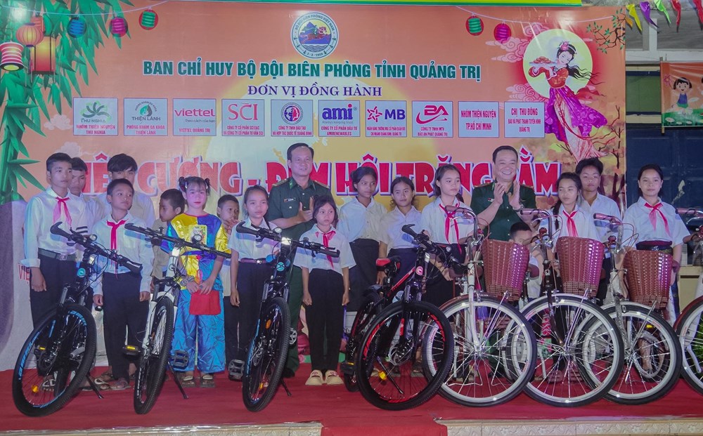 Đêm hội biên cương gieo mầm khát vọng cho tuổi thơ Việt - Lào - ảnh 3