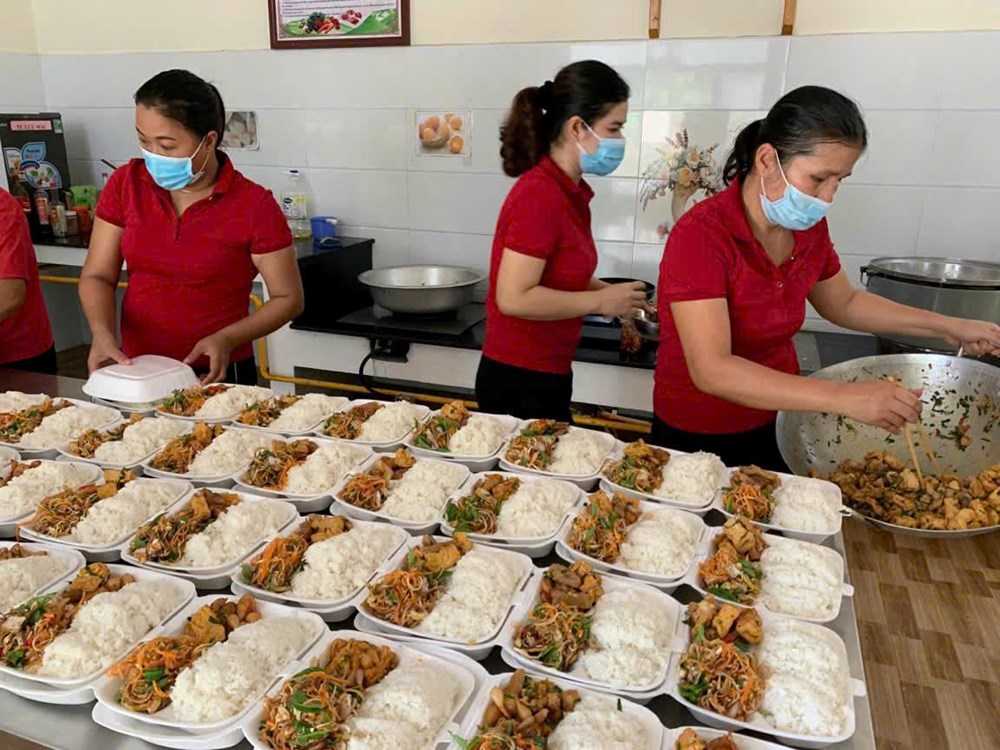 Chăm lo “người giữ lửa” bữa ăn học đường - ảnh 3