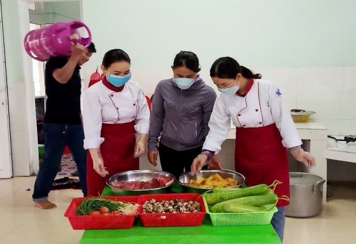 Chăm lo “người giữ lửa” bữa ăn học đường - ảnh 3