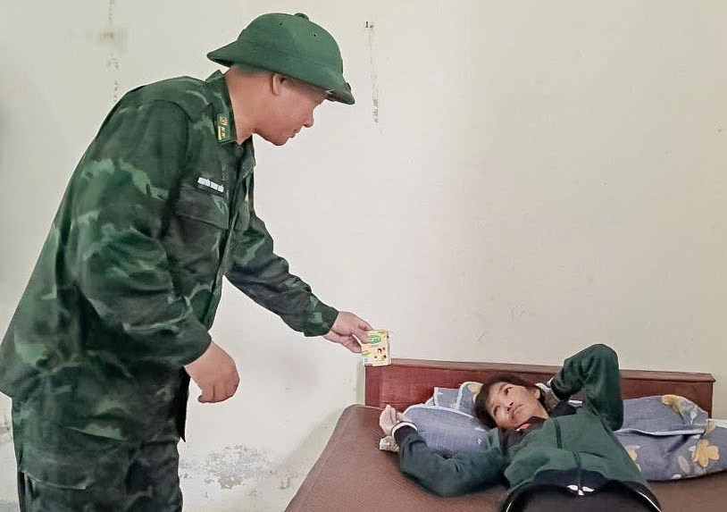 Kịp thời cứu giúp phụ nữ bị lạc trong rừng giữa mưa lũ - ảnh 3