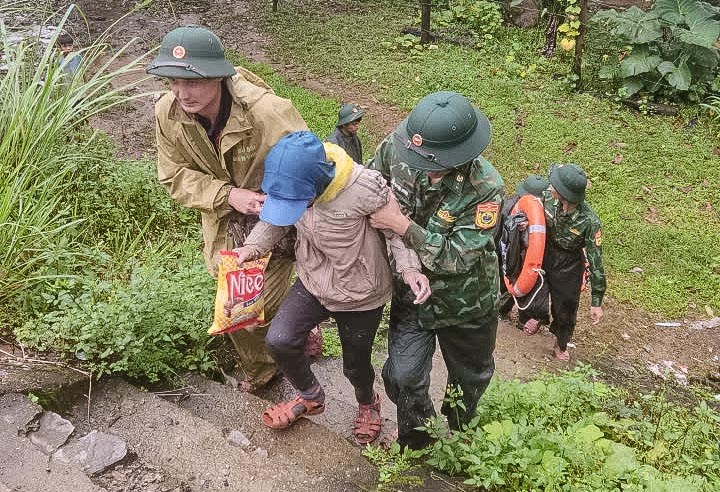 Kịp thời cứu giúp phụ nữ bị lạc trong rừng giữa mưa lũ - ảnh 1