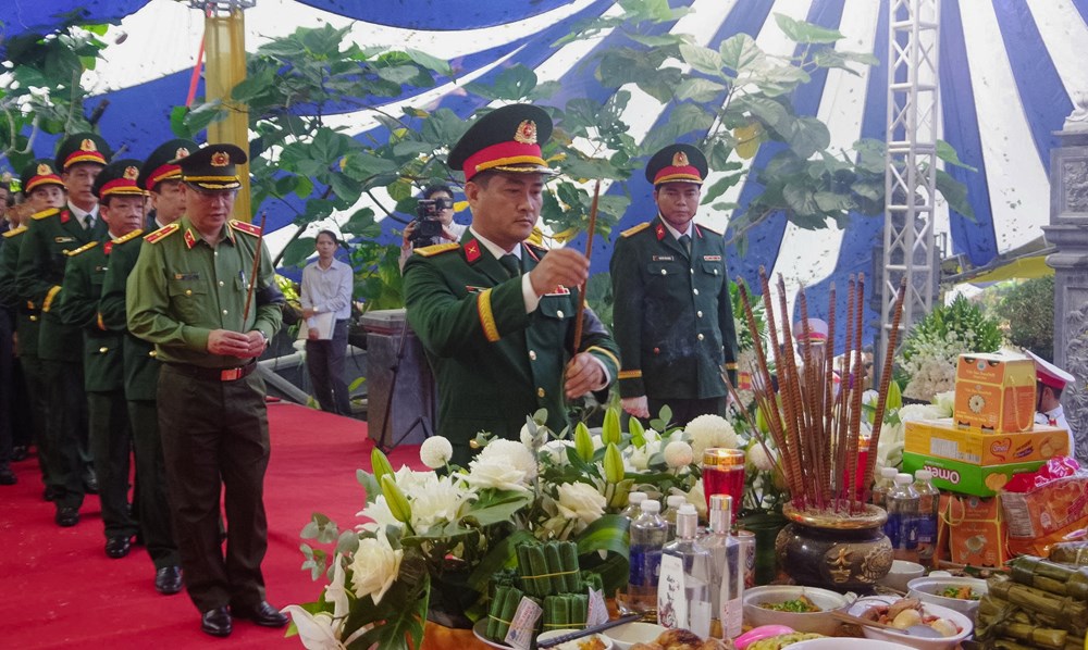 Lễ truy điệu và an táng các anh hùng liệt sĩ tại Đường 20 Quyết Thắng - ảnh 4