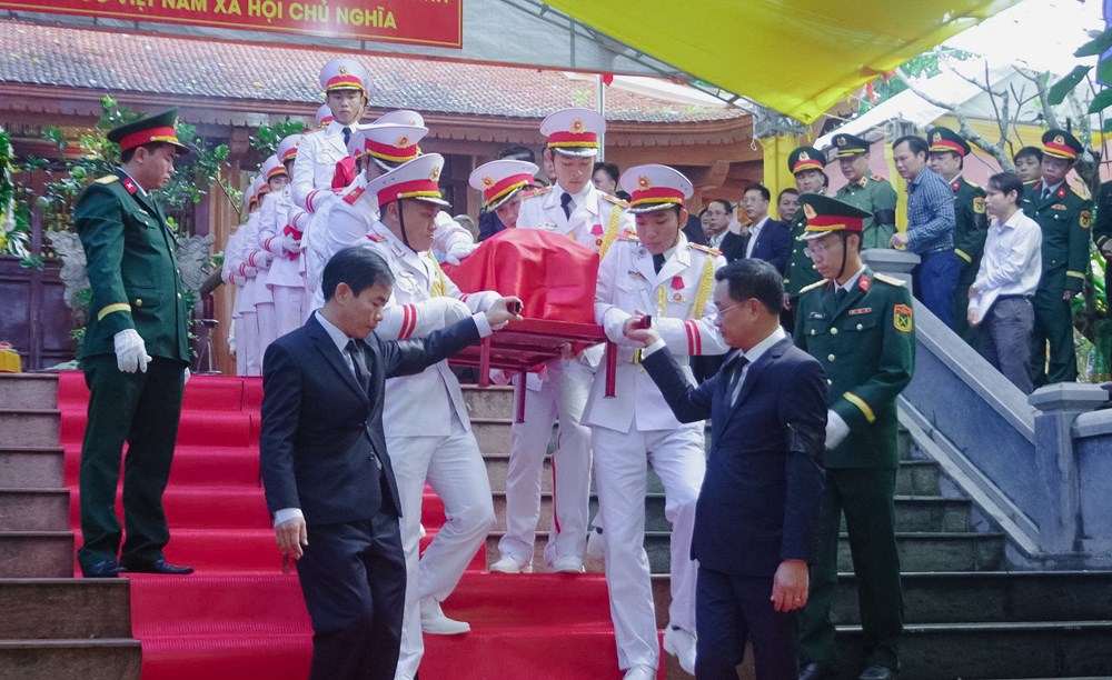 Lễ truy điệu và an táng các anh hùng liệt sĩ tại Đường 20 Quyết Thắng - ảnh 5