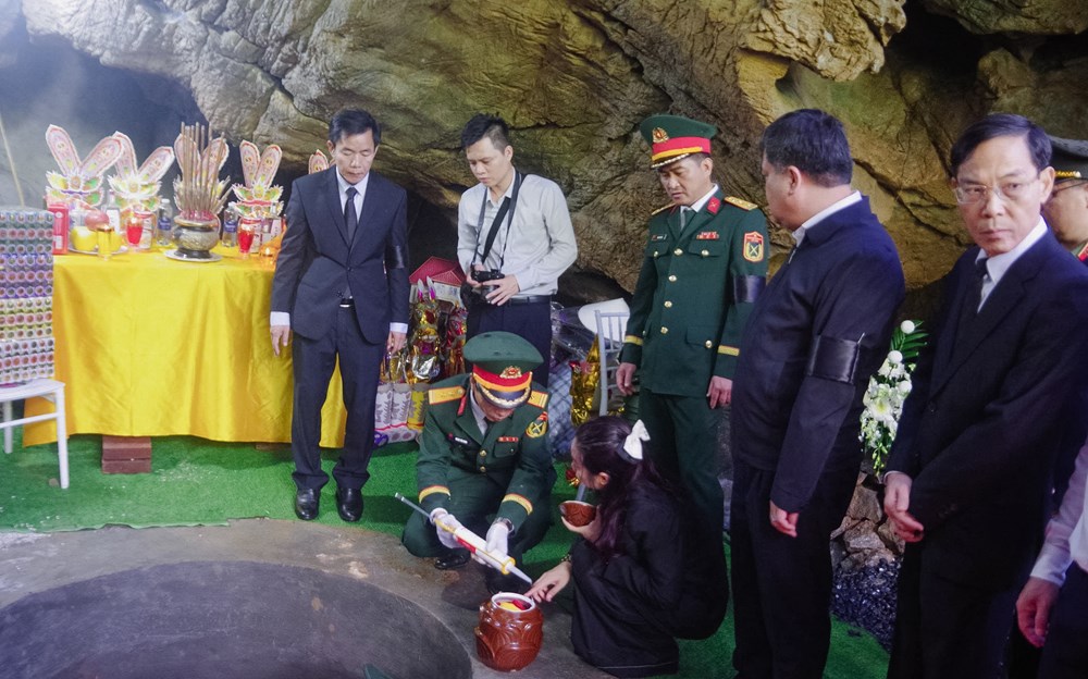 Lễ truy điệu và an táng các anh hùng liệt sĩ tại Đường 20 Quyết Thắng - ảnh 6