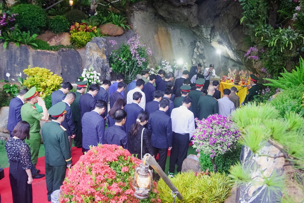 Lễ truy điệu và an táng các anh hùng liệt sĩ tại Đường 20 Quyết Thắng - ảnh 1