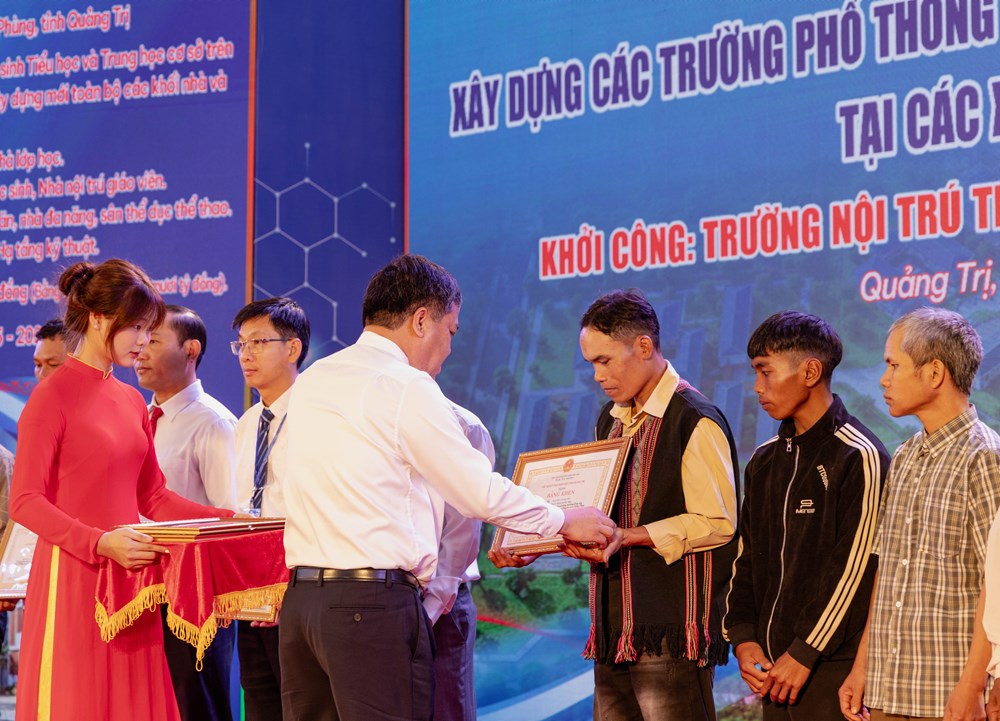 Ngôi trường của lòng dân vùng biên ải - ảnh 5