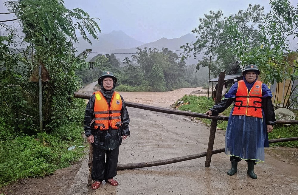 Nhiều khu vực ngập sâu, sạt lở, giao thông chia cắt do mưa lũ - ảnh 6