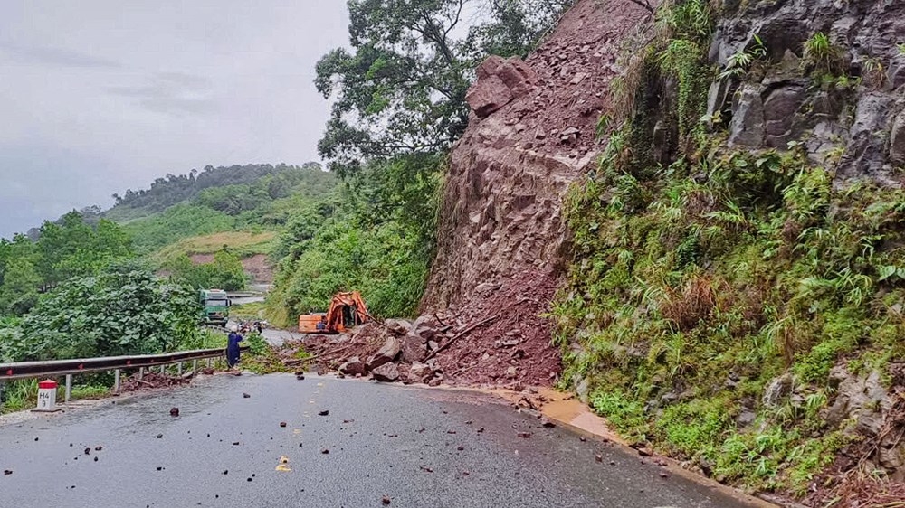 Nhiều khu vực ngập sâu, sạt lở, giao thông chia cắt do mưa lũ - ảnh 4