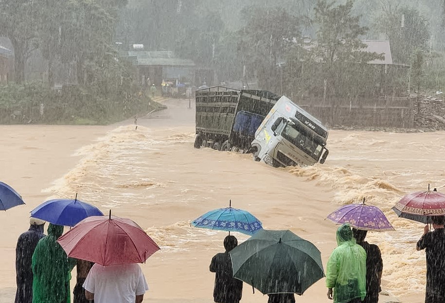 Một người mất tích, nhiều điểm ngập sâu, giao thông chia cắt - ảnh 5