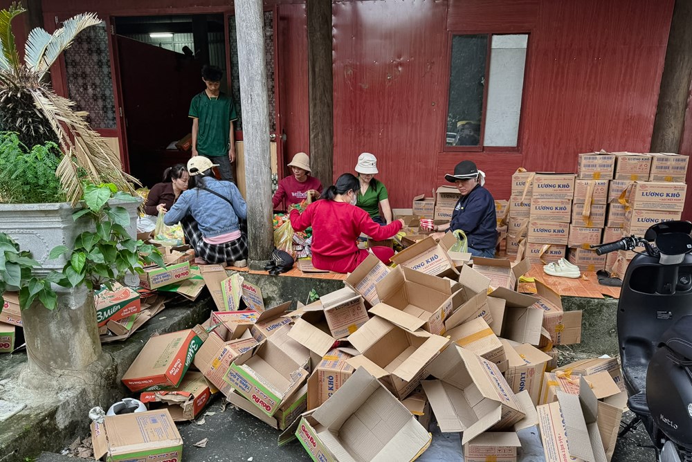 Nghĩa đồng bào vượt qua lũ dữ - ảnh 4