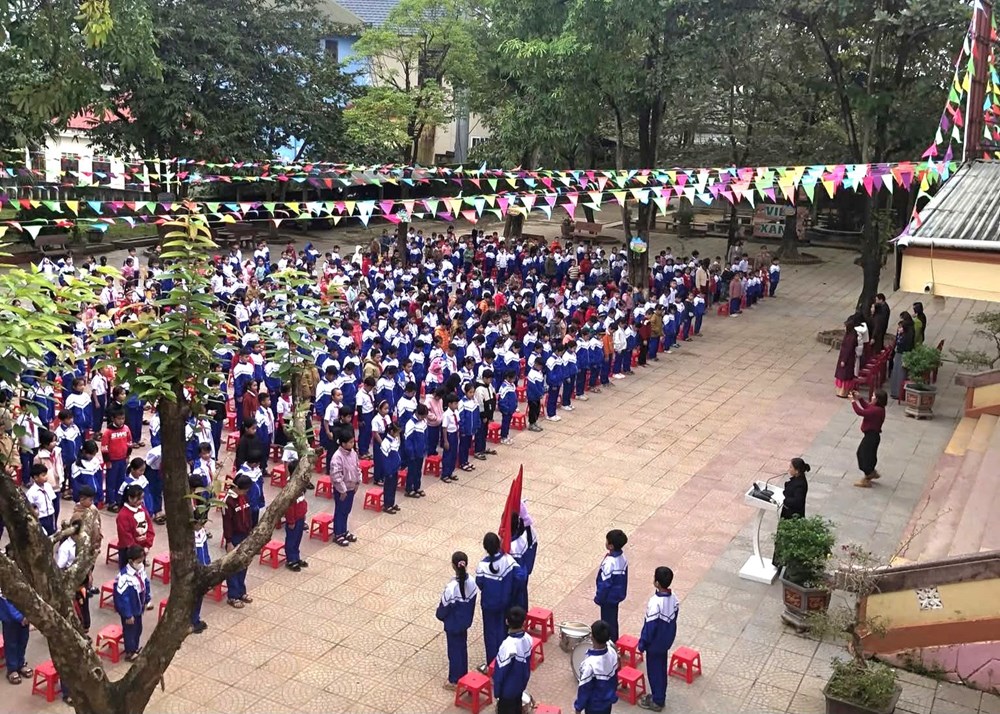 Sân trường ấm lên từ vòng tay hướng về vùng lũ - ảnh 1