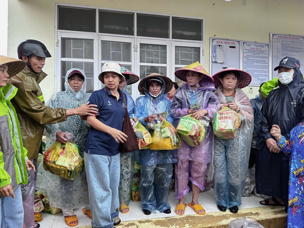 Nghĩa đồng bào vượt qua lũ dữ - ảnh 6