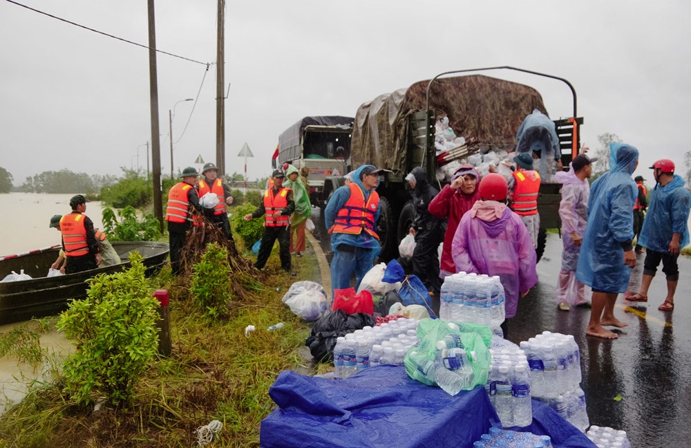 Nghĩa đồng bào vượt qua lũ dữ - ảnh 7
