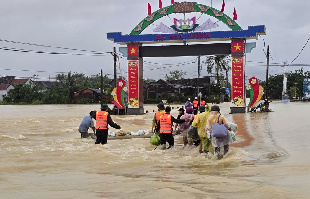 Nghĩa đồng bào vượt qua lũ dữ - ảnh 2