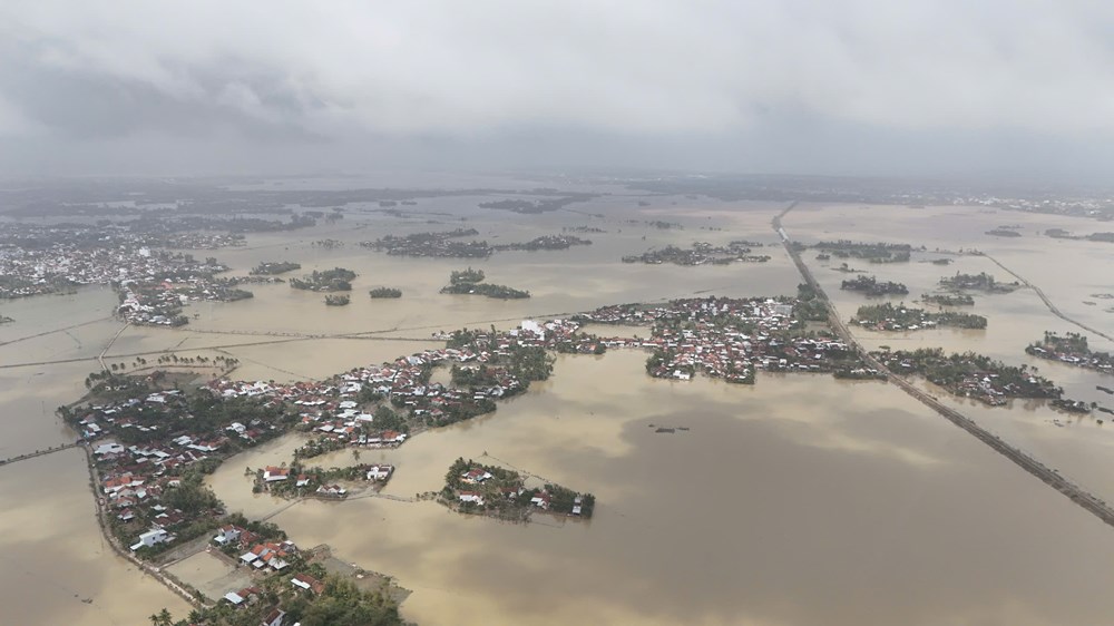 Nghĩa đồng bào vượt qua lũ dữ - ảnh 1