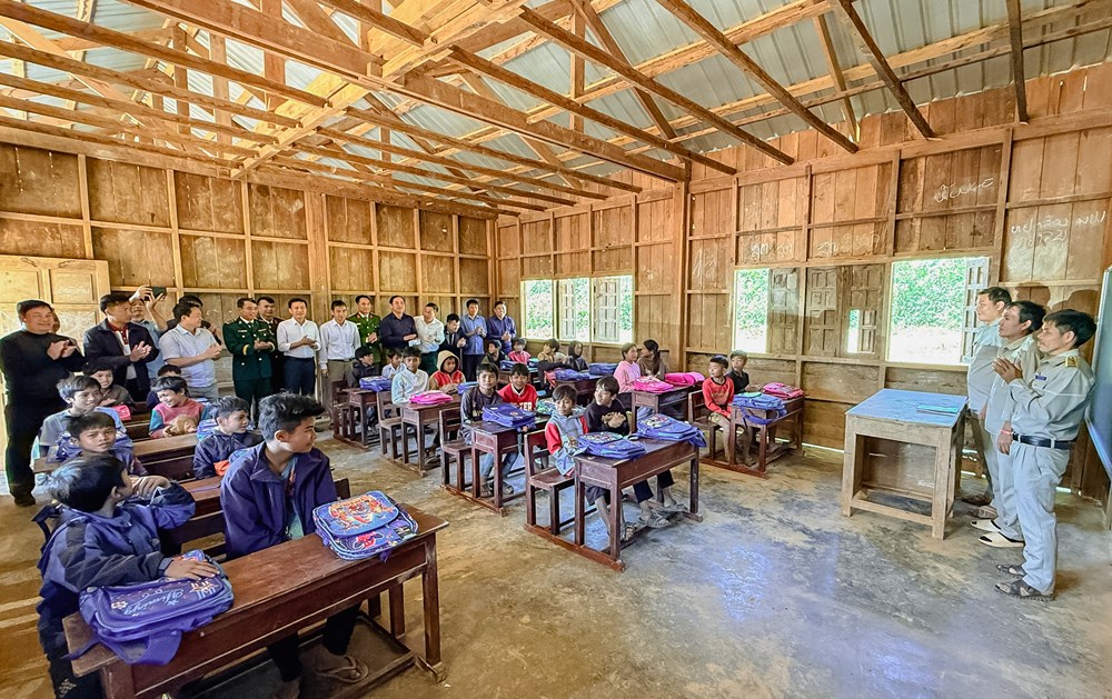 Thắt chặt nghĩa tình Việt – Lào từ chuyến thăm Cụm bản Noỏng Mạ - ảnh 1