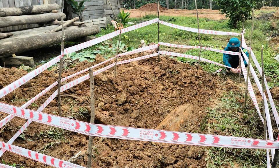 Phát hiện quả bom “khủng” trong vườn nhà dân - ảnh 1