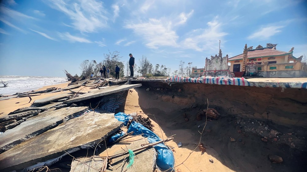 Biển lấn sâu, người dân thấp thỏm trước mùa gió chướng - ảnh 1