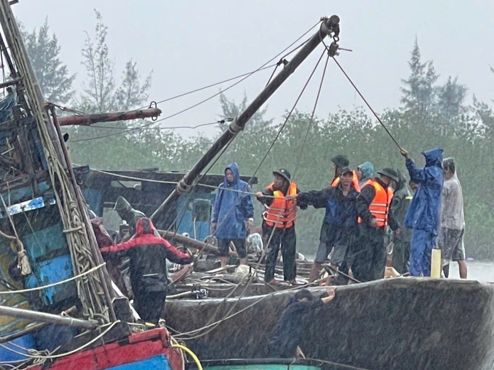 Cứu hộ tàu cá gặp sự cố khi neo đậu ở âu thuyền - ảnh 1