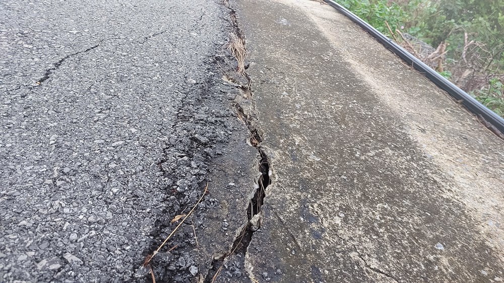 Xuất hiện vết nứt dài trên QL1A đoạn qua khu vực Đèo Ngang  - ảnh 4