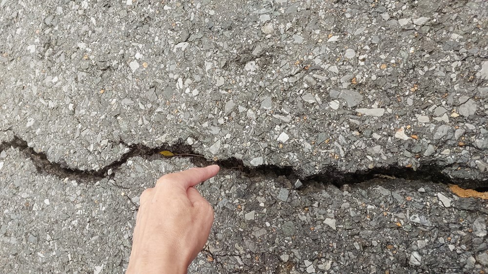 Xuất hiện vết nứt dài trên QL1A đoạn qua khu vực Đèo Ngang  - ảnh 2