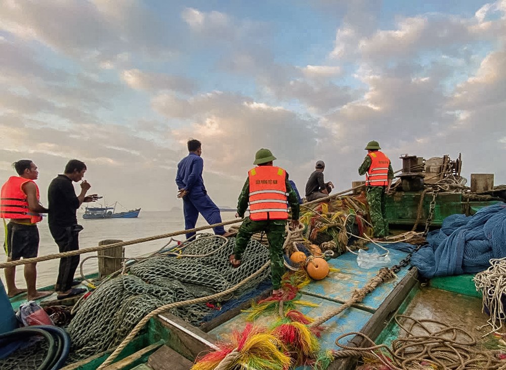 Biên phòng Quảng Trị kịp thời ứng cứu ngư dân gặp nạn - ảnh 3