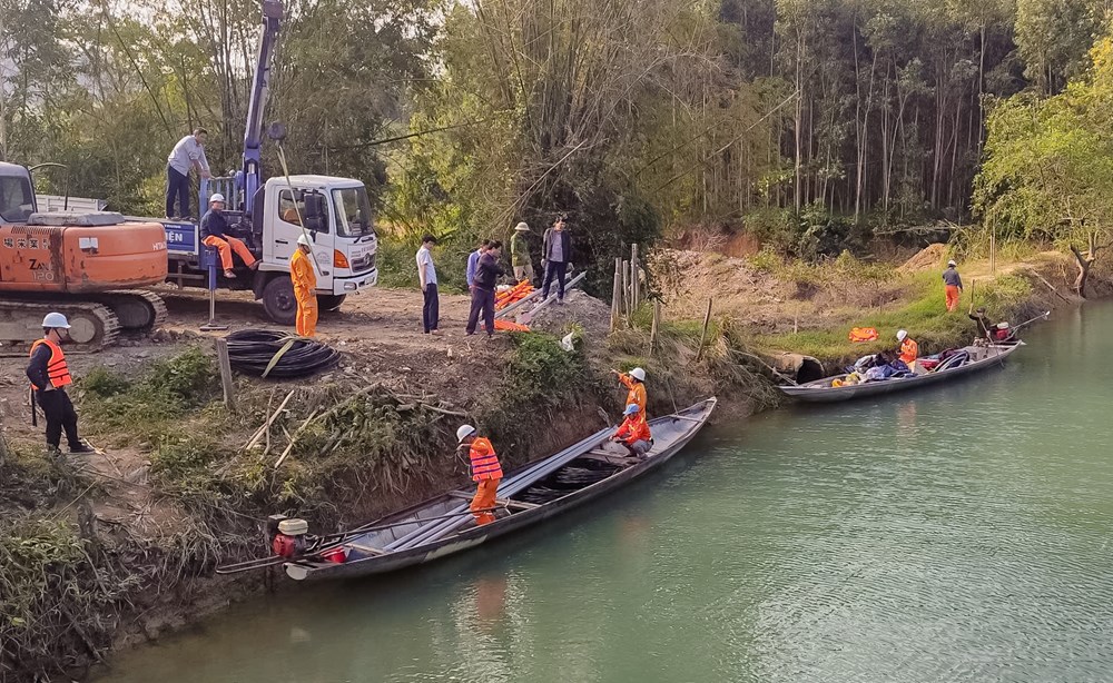 Nỗ lực vượt rừng, băng suối đưa điện về bản vùng cao - ảnh 1