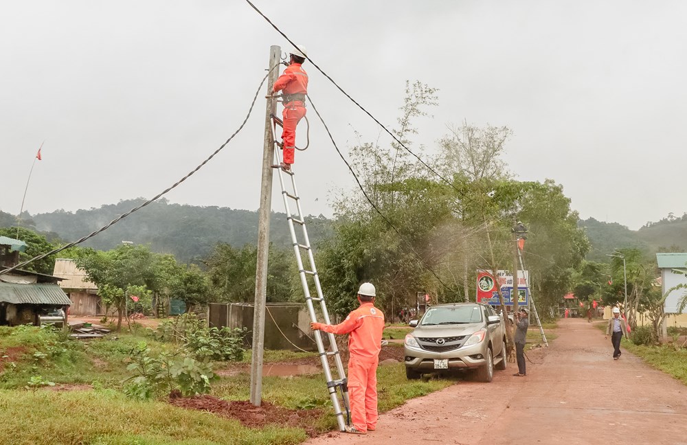 Nỗ lực vượt rừng, băng suối đưa điện về bản vùng cao - ảnh 5