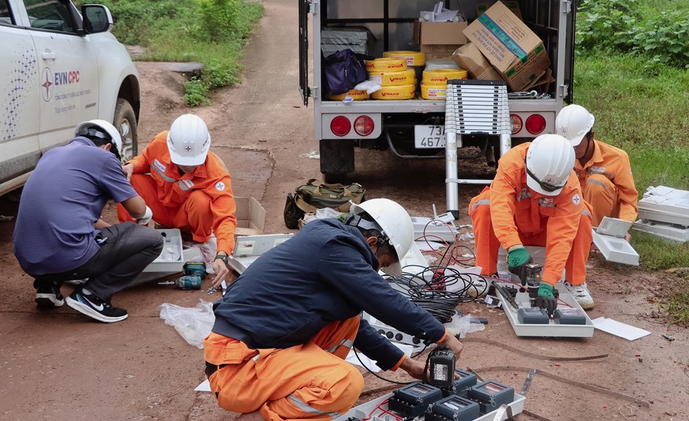 Nỗ lực vượt rừng, băng suối đưa điện về bản vùng cao - ảnh 6