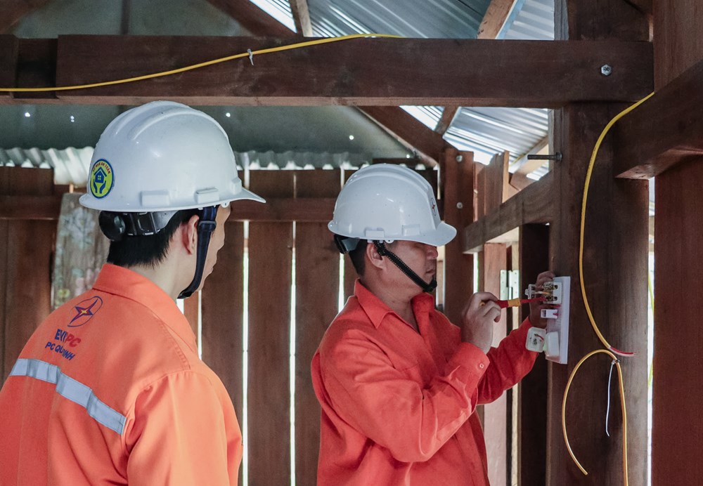 Nỗ lực vượt rừng, băng suối đưa điện về bản vùng cao - ảnh 7