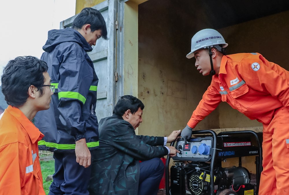 Nỗ lực vượt rừng, băng suối đưa điện về bản vùng cao - ảnh 8