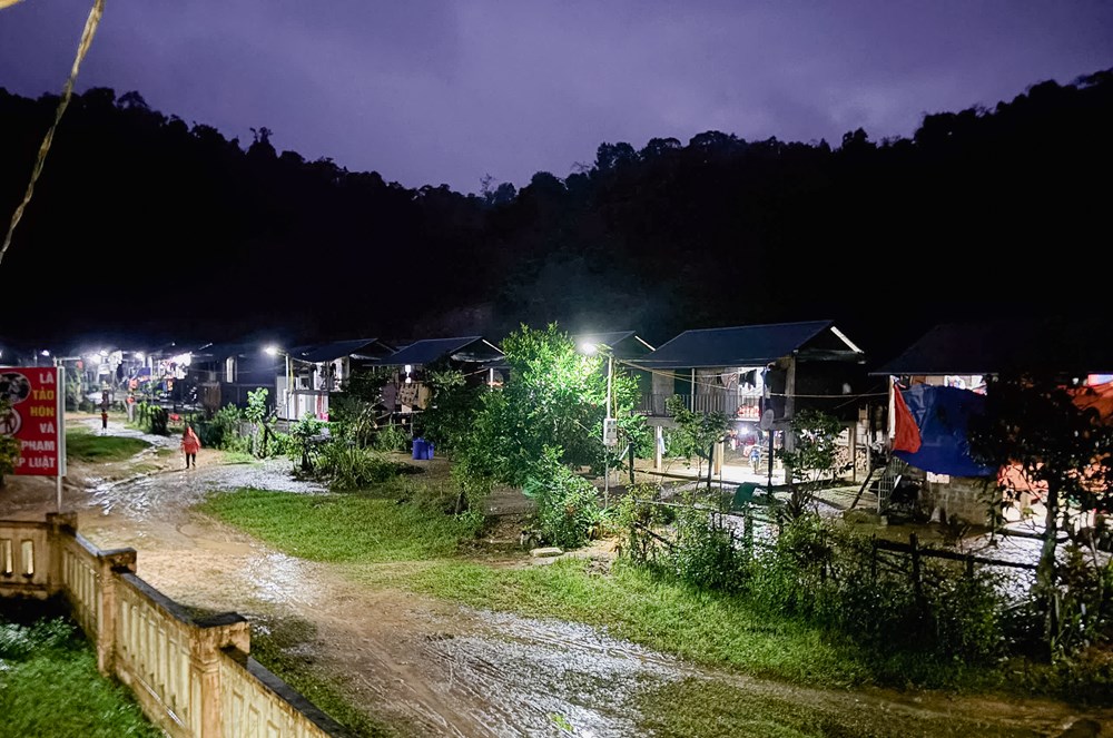 Nỗ lực vượt rừng, băng suối đưa điện về bản vùng cao - ảnh 9