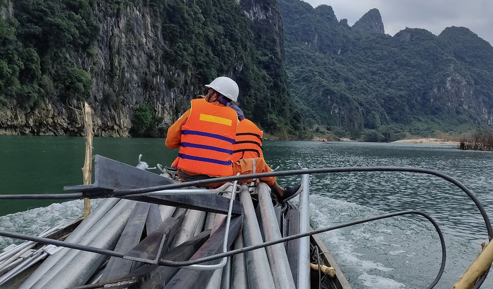 Nỗ lực vượt rừng, băng suối đưa điện về bản vùng cao - ảnh 2