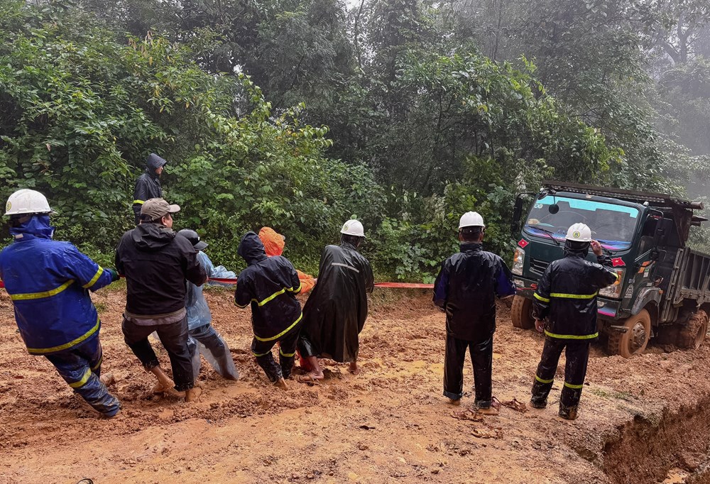 Nỗ lực vượt rừng, băng suối đưa điện về bản vùng cao - ảnh 3