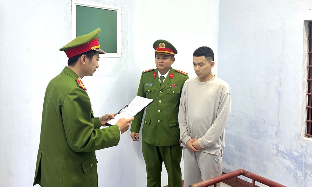 Khởi tố, tạm giam đối tượng lái ô tô tông người sau mâu thuẫn - ảnh 1