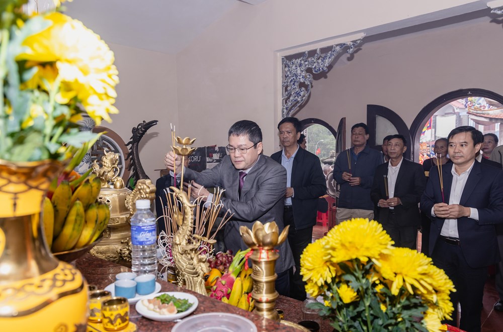 Đón nhận Bằng xếp hạng Di tích lịch sử quốc gia 'Đền Song Trung và lăng mộ Hoàng Vĩnh Tộ, Hoàng Vĩnh Dụ' - ảnh 2