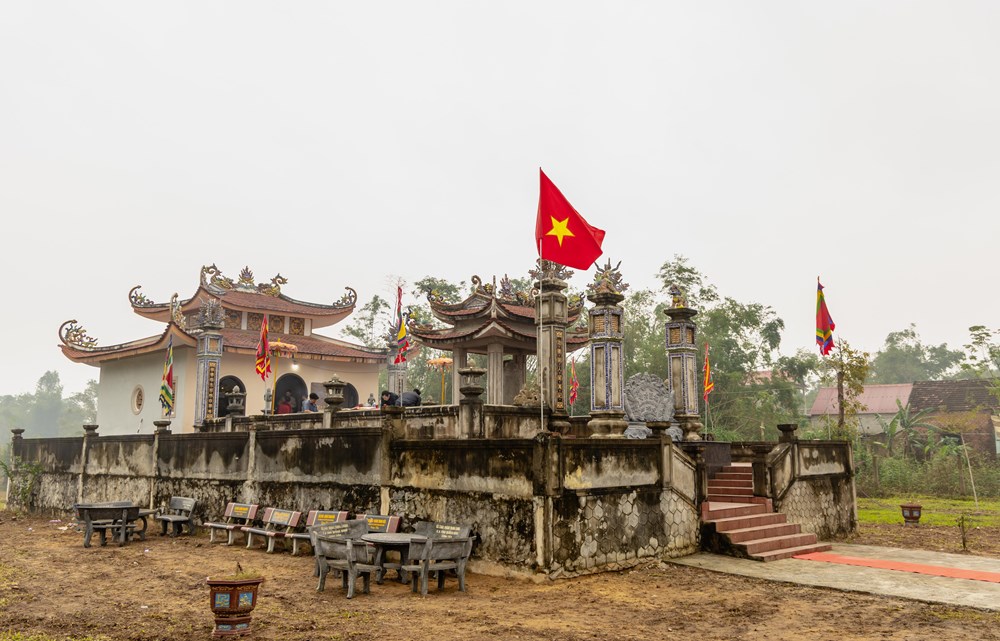 Đón nhận Bằng xếp hạng Di tích lịch sử quốc gia 'Đền Song Trung và lăng mộ Hoàng Vĩnh Tộ, Hoàng Vĩnh Dụ' - ảnh 1