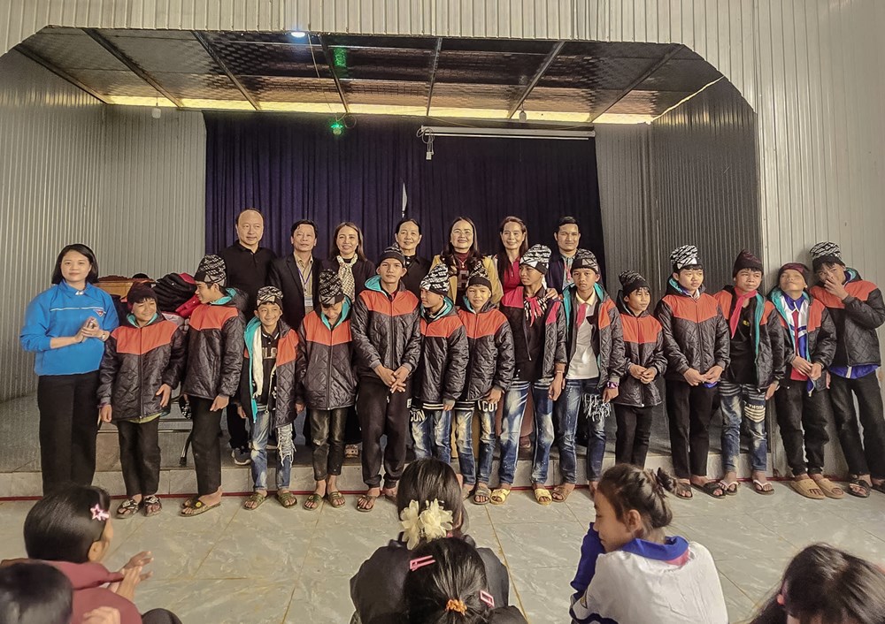 Sẻ chia yêu thương với học sinh Bru - Vân Kiều - ảnh 2