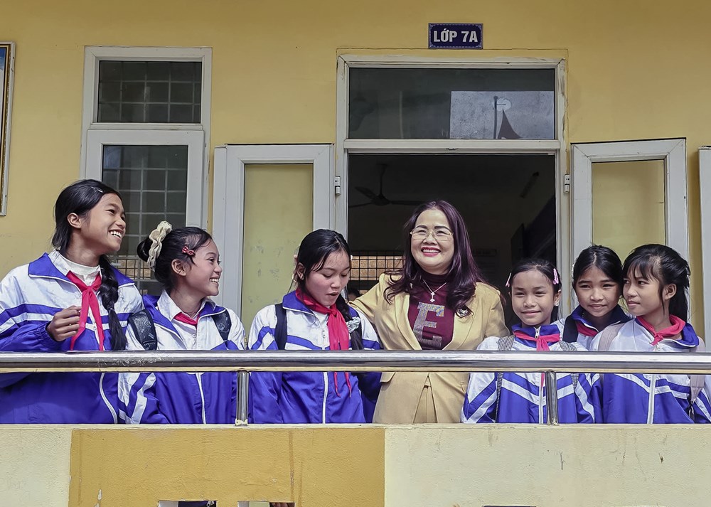 Sẻ chia yêu thương với học sinh Bru - Vân Kiều - ảnh 1