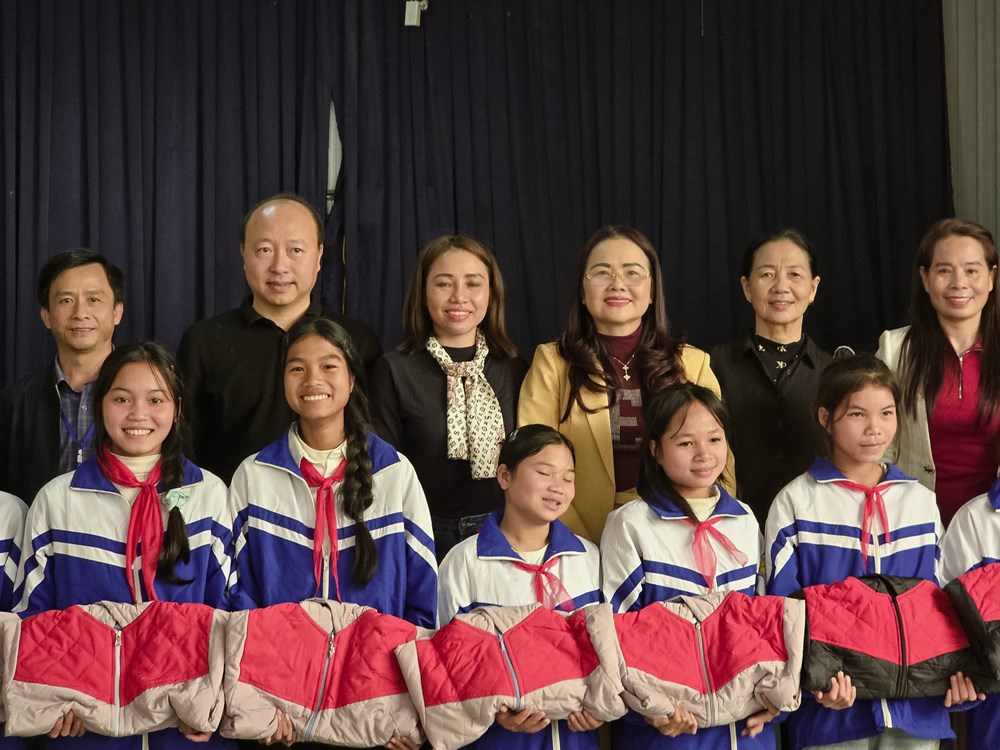 Sẻ chia yêu thương với học sinh Bru - Vân Kiều - ảnh 4