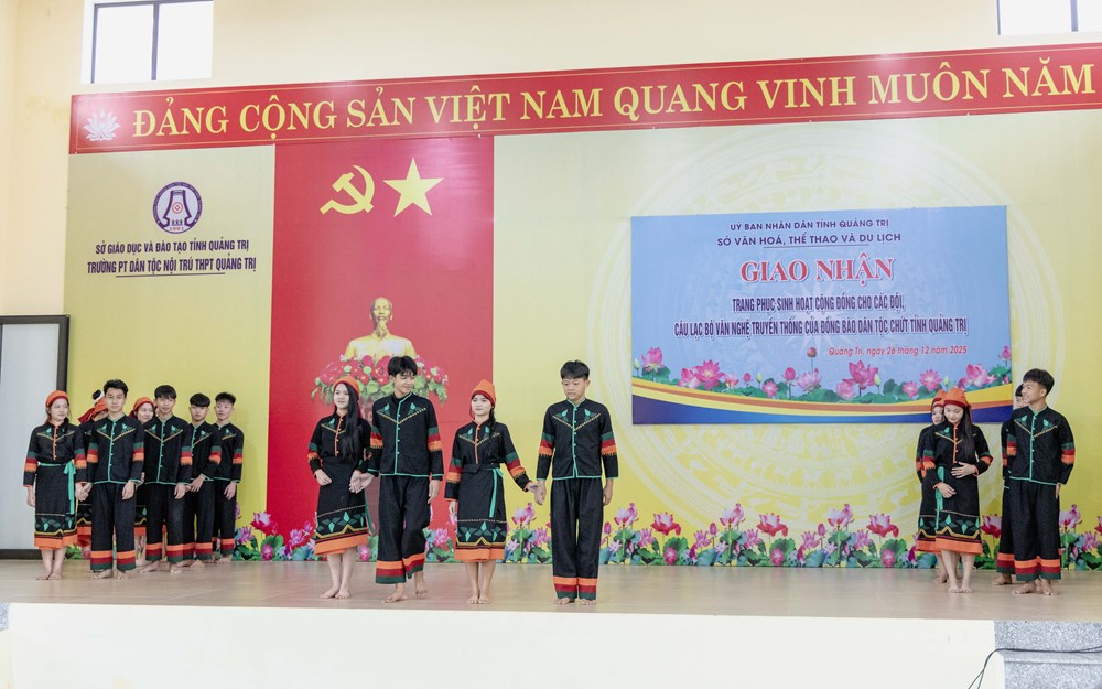 Trao áo cộng đồng – Gìn giữ văn hóa người Chứt - ảnh 1