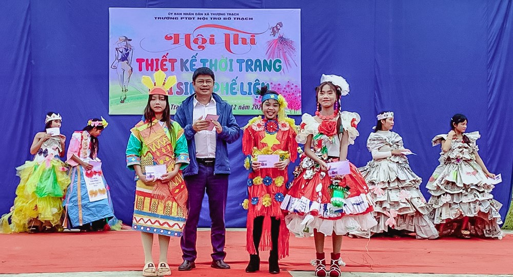 Quảng Trị: Khi phế liệu “cất tiếng nói” từ sàn diễn học trò - ảnh 4