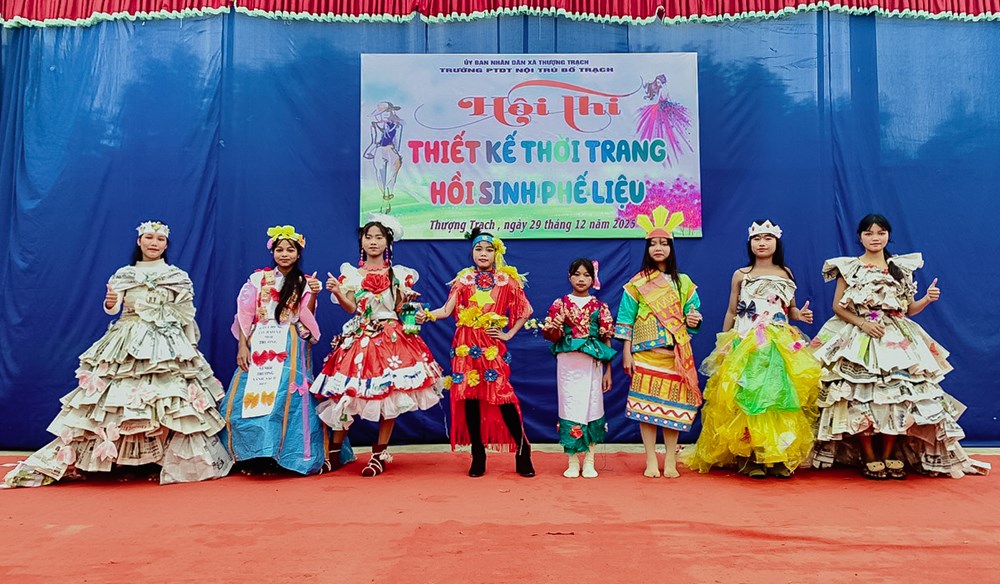 Quảng Trị: Khi phế liệu “cất tiếng nói” từ sàn diễn học trò - ảnh 1