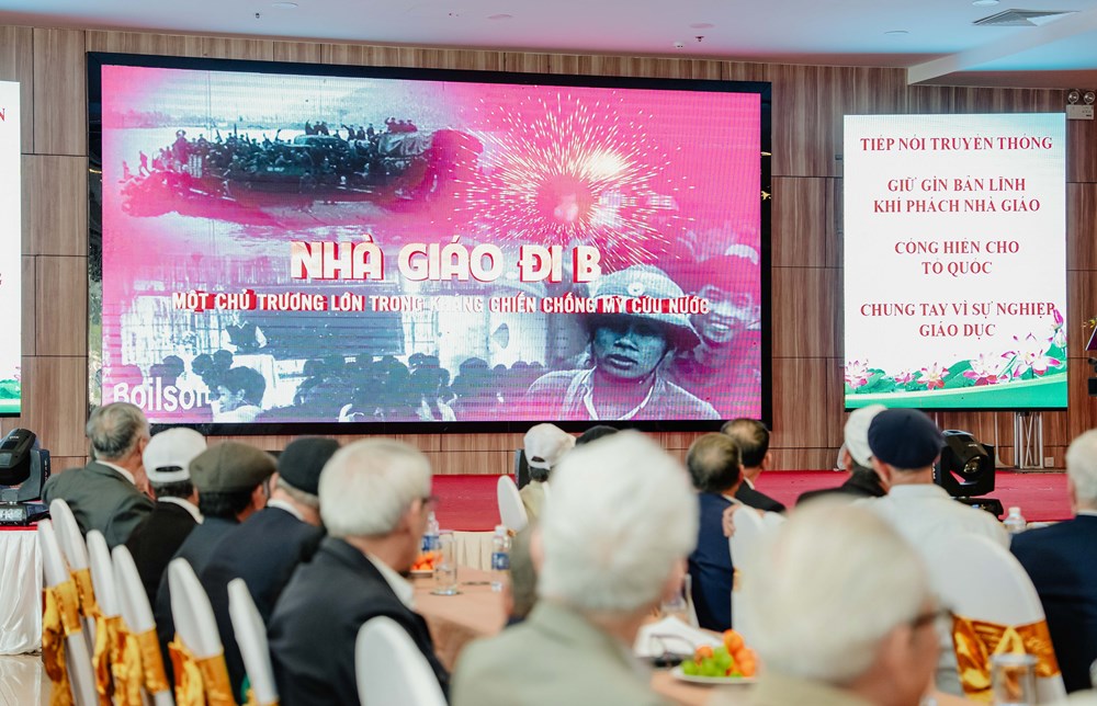 Tri ân thế hệ gieo chữ giữa chiến trường - ảnh 1