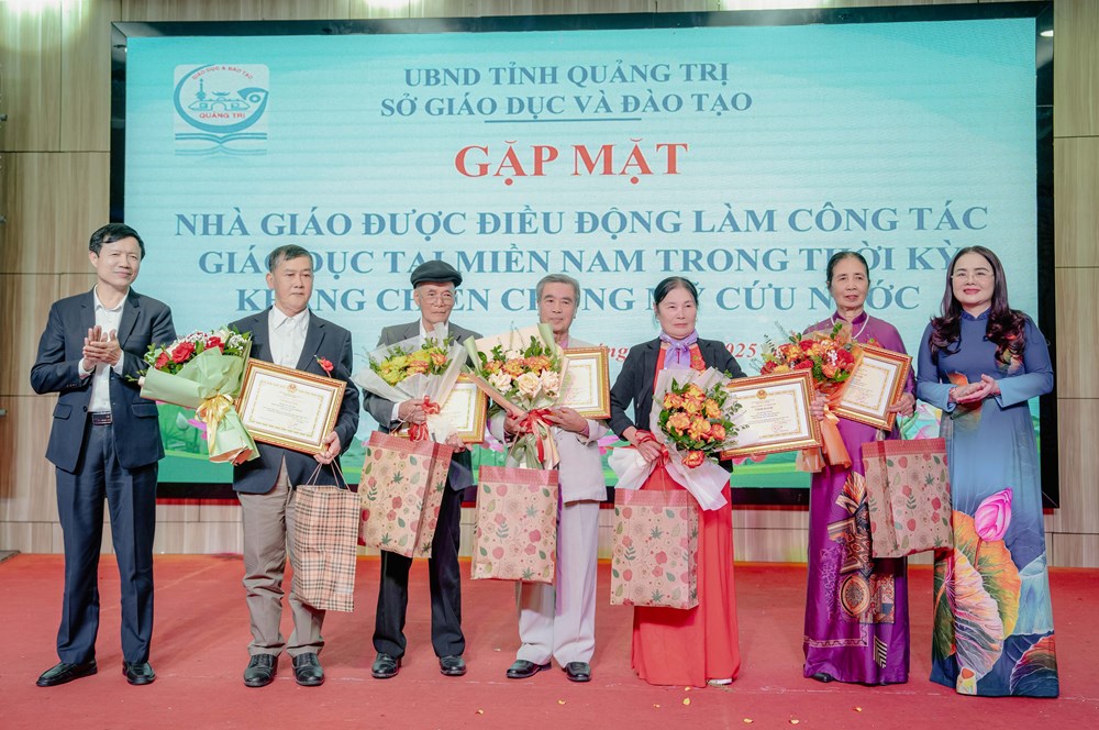 Tri ân thế hệ gieo chữ giữa chiến trường - ảnh 3