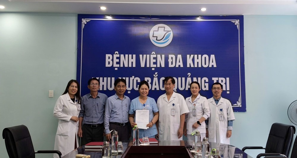 Khen thưởng nhân viên y tế trả lại 440 triệu do người khác chuyển nhầm - ảnh 1