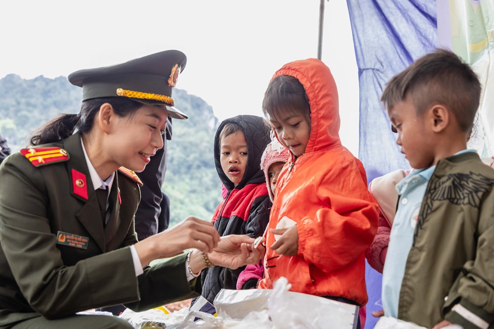 Quảng Trị: Sẻ chia lặng thầm để trẻ em vùng biên đến lớp - ảnh 5