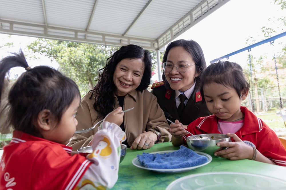 Quảng Trị: Sẻ chia lặng thầm để trẻ em vùng biên đến lớp - ảnh 7